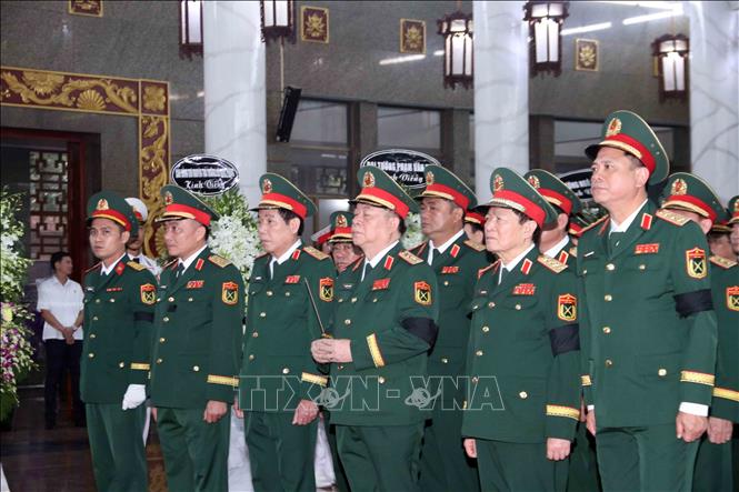 Đoàn đại biểu Quân ủy Trung ương do Đại tướng Nguyễn Trọng Nghĩa, Ủy viên Bộ Chính trị, Bí thư Trung ương Đảng, Chủ nhiệm Tổng cục Chính trị Quân đội nhân dân Việt Nam làm Trưởng đoàn viếng Đại tướng Lê Văn Dũng. Ảnh: Xuân Khu-TTXVN
