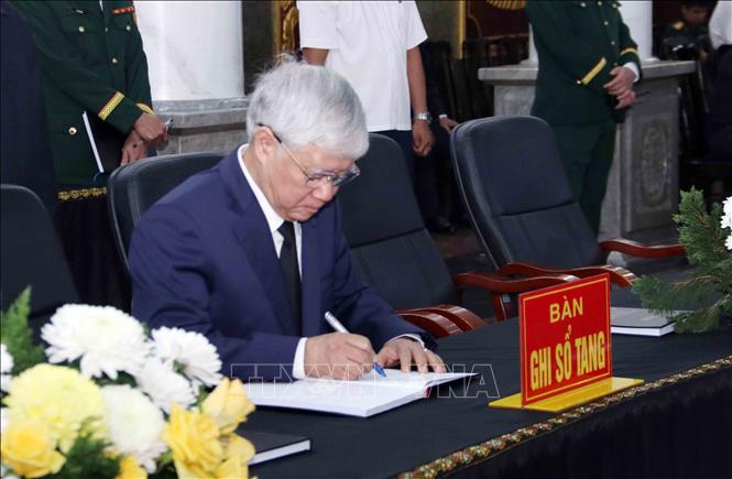 Ổng Đỗ Văn Chiến, Ủy viên Bộ Chính trị, Phó Chủ tịch Thường trực Quốc hội, ghi sổ tang viếng Đại tướng Lê Văn Dũng. Ảnh: Xuân Khu-TTXVN