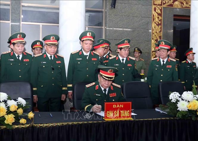 Đại tướng Nguyễn Trọng Nghĩa, Ủy viên Bộ Chính trị, Bí thư Trung ương Đảng, Chủ nhiệm Tổng cục Chính trị Quân đội nhân dân Việt Nam ghi sổ tang viếng Đại tướng Lê Văn Dũng. Ảnh: Xuân Khu-TTXVN