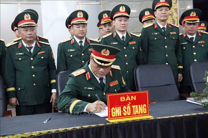 Trung tướng Lê Xuân Thế, Tư lệnh Quân khu 7, ghi sổ tang viếng Đại tướng Lê Văn Dũng. Ảnh: Xuân Khu-TTXVN