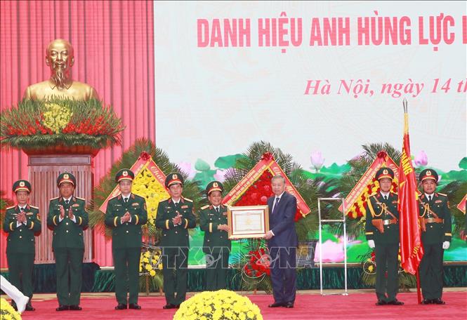 Tổng Bí thư Tô Lâm trao Danh hiệu Anh hùng LLVT nhân dân cho Tổng cục Hậu cần - Kỹ thuật. Ảnh: Trọng Đức - TTXVN