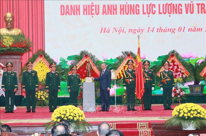Tổng Bí thư Tô Lâm tặng bức tượng Chủ tịch Hồ Chí Minh cho Tổng cục Hậu cần - Kỹ thuật. Ảnh: Trọng Đức - TTXVN
