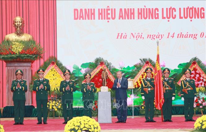 Tổng Bí thư Tô Lâm tặng bức tượng Chủ tịch Hồ Chí Minh cho Tổng cục Hậu cần - Kỹ thuật. Ảnh: Trọng Đức - TTXVN