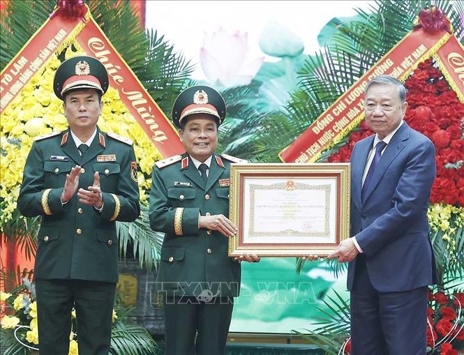Tổng Bí thư Tô Lâm trao Danh hiệu Anh hùng lực lượng vũ trang nhân dân cho Tổng cục Hậu cần - Kỹ thuật. Ảnh: Thống Nhất – TTXVN