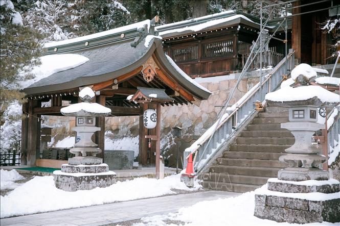 Lối vào ngôi đền Sakurayama Hachiman cổ kính. Ảnh: Xuân Giao – PV TTXVN tại Nhật Bản