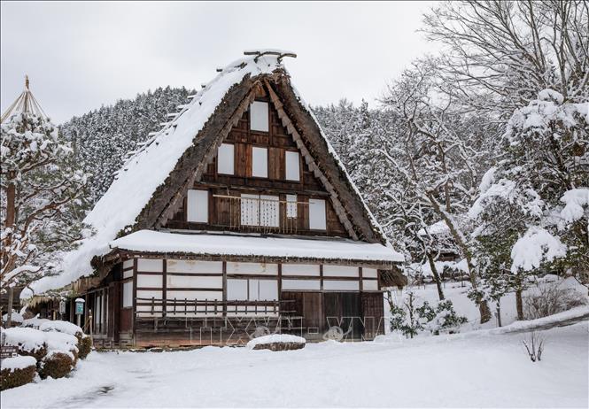 Ngôi nhà cổ xây bằng gỗ và tranh theo phong cách vùng núi Hida. Ảnh: Xuân Giao – PV TTXVN tại Nhật Bản