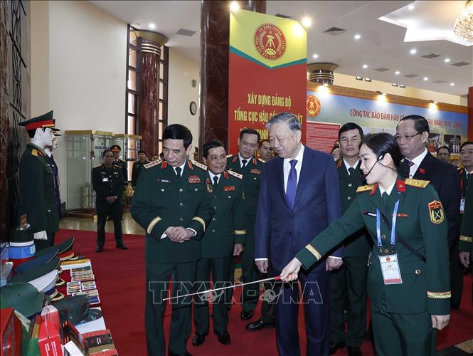 Tổng Bí thư Tô Lâm và các đại biểu xem tham quan gian trưng bày trang thiết bị và nhu yếu phẩm quân sự. Ảnh: Thống Nhất – TTXVN