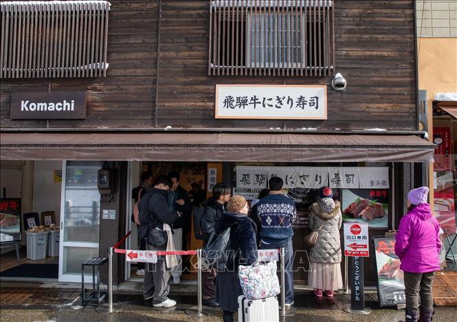 Du khách xếp hàng tại cửa hàng bán sushi thịt bò Hida nổi tiếng không kém thịt bò Kobe. Ảnh: Xuân Giao – PV TTXVN tại Nhật Bản