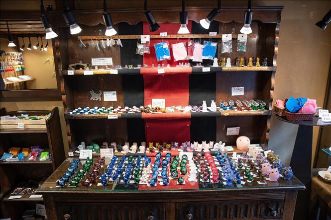 Phố cổ Takayama nổi tiếng với các xưởng rượu sake lâu đời, cửa hàng thủ công mỹ nghệ và đặc sản địa phương. Ảnh: Xuân Giao – PV TTXVN tại Nhật Bản