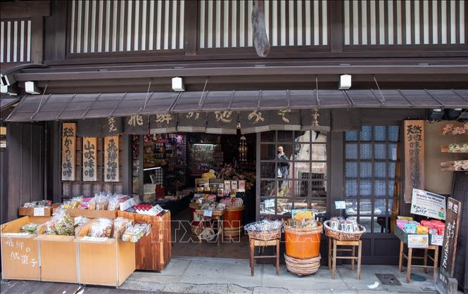Một cửa hàng tạp hóa vẫn giữ nét kinh doanh truyền thống cách đây vài trăm năm. Ảnh: Xuân Giao – PV TTXVN tại Nhật Bản