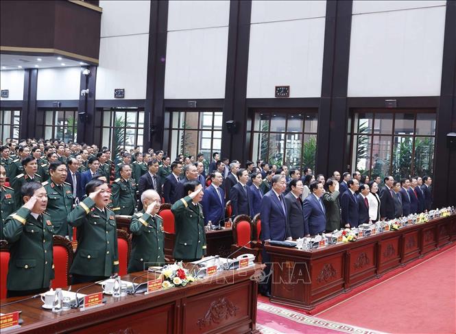 Tổng Bí thư Tô Lâm và các đại biểu thực hiện nghi lễ chào cờ. Ảnh: Thống Nhất – TTXVN