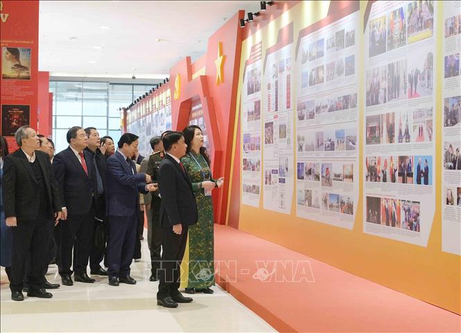 Thường trực Ban Bí thư Trần Cẩm Tú tham quan khu trưng bày ảnh “Dưới cờ Đảng - đất nước tiến vào kỷ nguyên mới” do TTXVN thực hiện. Ảnh: Phương Hoa – TTXVN