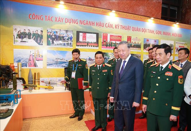Tổng Bí thư Tô Lâm tham quan triển lãm trưng bày các sản phẩm của  Tổng cục Hậu cần - Kỹ thuật. Ảnh: Trọng Đức - TTXVN
