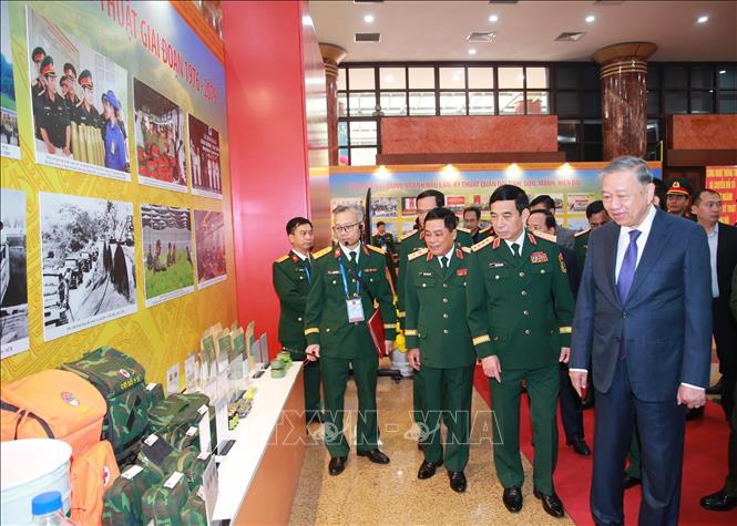 Tổng Bí thư Tô Lâm tham quan trưng bày các sản phẩm của Tổng cục Hậu cần - Kỹ thuật. Ảnh: Trọng Đức - TTXVN