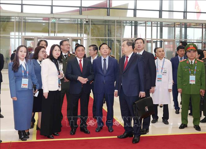 Thường trực Ban Bí thư Trần Cẩm Tú kiểm tra khu vực sảnh trước của Trung tâm hội nghị. Ảnh: Phương Hoa - TTXVN