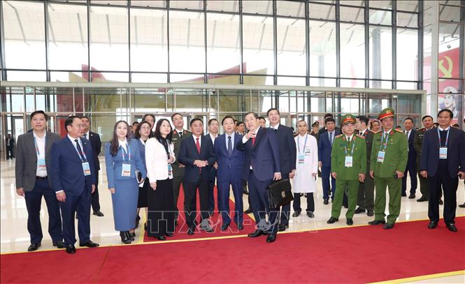 Thường trực Ban Bí thư Trần Cẩm Tú kiểm tra khu vực sảnh trước của Trung tâm hội nghị. Ảnh: Phương Hoa - TTXVN