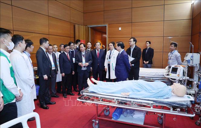 Thường trực Ban Bí thư Trần Cẩm Tú kiểm tra khu vực y tế tại Trung tâm hội nghị. Ảnh: Phương Hoa - TTXVN