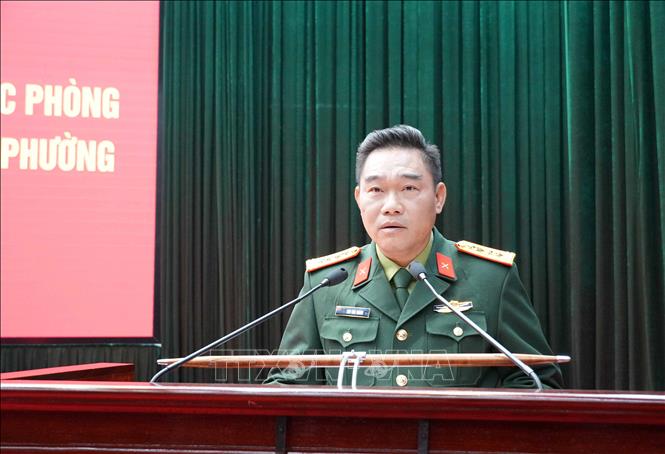 Đại tá Chu Văn Thành, Chỉ huy trưởng Bộ Chỉ huy Quân sự tỉnh Sơn La, công bố các quyết định tại Hội nghị. Ảnh: Nguyễn Cường - TTXVN