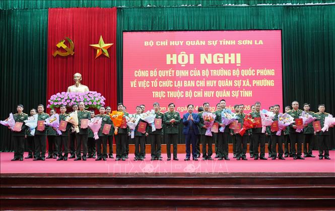 Lãnh đạo Quân khu 2 và tỉnh Sơn La trao quyết định, tặng hoa chúc mừng các Chỉ huy trưởng Ban Chỉ huy Quân sự xã, phường. Ảnh: Nguyễn Cường - TTXVN