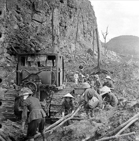  Tuyến đường 20 Quyết Thắng trên địa bàn tỉnh Quảng Bình được thi công trong thời điểm chiến tranh ác liệt, bị địch đánh phá liên tục. Bất chấp bom đạn ác liệt, lực lượng công binh và thanh niên xung phong đã bám trụ mặt đường, lao động cật lực suốt ngày đêm để đảm bảo thông xe. Đường 20 có đến 8 trọng điểm, được gọi là những 