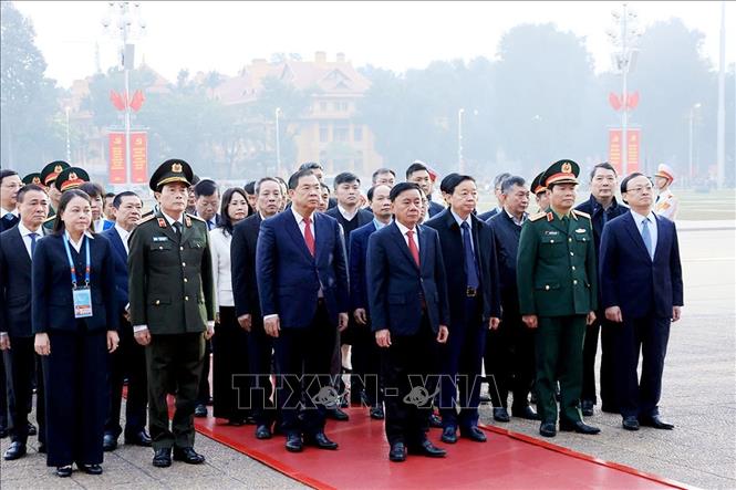 Đồng chí Trần Cẩm Tú, Uỷ viên Bộ Chính trị, Thường trực Ban Bí thư, Trưởng Tiểu ban Tổ chức phục vụ Đại hội với các đại biểu đặt vòng hoa và vào Lăng viếng Chủ tịch Hồ Chí Minh trước giờ tổng duyệt. Ảnh: Tuấn Anh - TTXVN