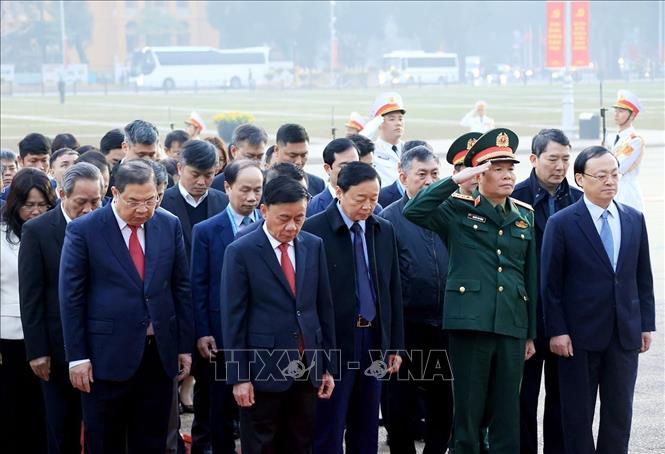 Đồng chí Trần Cẩm Tú, Uỷ viên Bộ Chính trị, Thường trực Ban Bí thư, Trưởng Tiểu ban Tổ chức phục vụ Đại hội với các đại biểu đặt vòng hoa và vào Lăng viếng Chủ tịch Hồ Chí Minh trước giờ tổng duyệt. Ảnh: Tuấn Anh - TTXVN