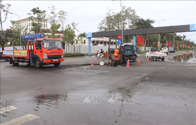 Công nhân tổ chức lắp vá nhựa ở đường Phan Ngọc Hiển (phường An Xuyên, tỉnh Cà Mau). Ảnh: Tuấn Phi - TTXVN