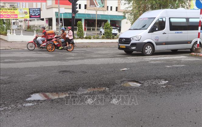 Triều cường dâng cao vào cuối năm 2025 đã làm nhiều tuyến đường hư hỏng (ổ voi, ổ gà) tại các tuyến đường trung tâm tỉnh Cà Mau. Ảnh: Tuấn Phi - TTXVN