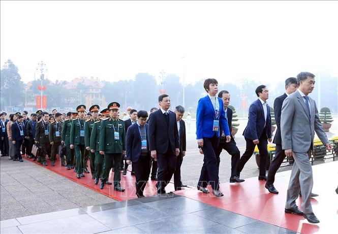 Các đại biểu vào Lăng viếng Chủ tịch Hồ Chí Minh. Ảnh: Tuấn Anh - TTXVN