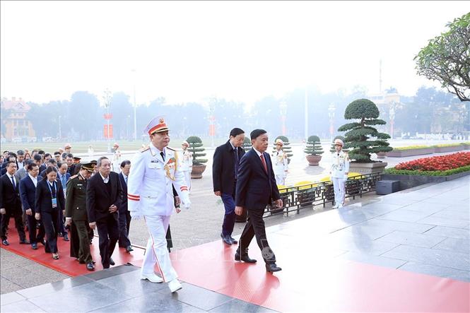 Đồng chí Trần Cẩm Tú, Uỷ viên Bộ Chính trị, Thường trực Ban Bí thư, Trưởng Tiểu ban Tổ chức phục vụ Đại hội với các đại biểu đặt vòng hoa và vào Lăng viếng Chủ tịch Hồ Chí Minh trước giờ tổng duyệt. Ảnh: Tuấn Anh - TTXVN