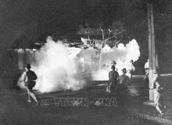 Đưới sự lãnh đạo của Đảng, trực tiếp là Bộ Chính trị, Quân ủy Trung ương, quân và dân ta đã tiến hành cuộc Tổng tiến công và nổi dậy Xuân Mậu Thân 1968, lập nên chiến công vang dội, tạo bước ngoặt quyết định trong cuộc kháng chiến chống Mỹ, cứu nước. Trong ảnh: Quân giải phóng tấn công các địa điểm quan trọng của Mỹ tại Sài Gòn trong trận Tết Mậu Thân 1968. Ảnh: Tư liệu TTXVN