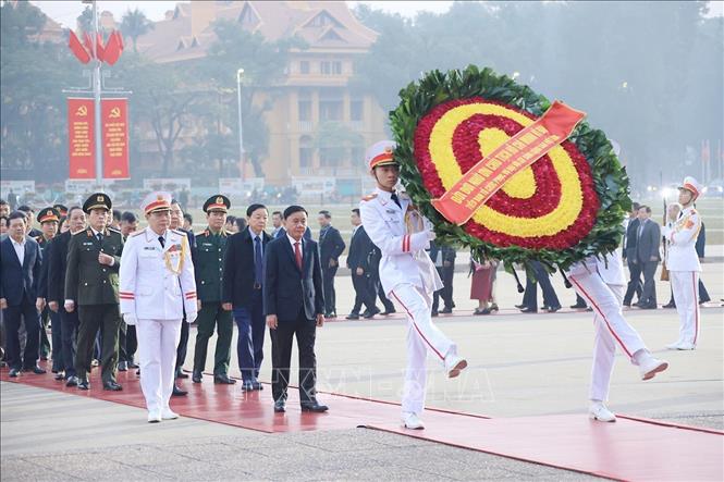 Đồng chí Trần Cẩm Tú, Uỷ viên Bộ Chính trị, Thường trực Ban Bí thư, Trưởng Tiểu ban Tổ chức phục vụ Đại hội với các đại biểu đặt vòng hoa và vào Lăng viếng Chủ tịch Hồ Chí Minh trước giờ tổng duyệt. Ảnh: Tuấn Anh - TTXVN