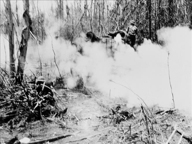  Sáng 1/2/1968, quân Giải phóng tập kích vào cụm đóng quân của địch ở Bà Chiêm (Tây Ninh), tiêu diệt Tiểu đoàn 3, Lữ đoàn 1, Sư đoàn bộ binh số 1 của Mỹ. Ảnh: Tư liệu TTXVN