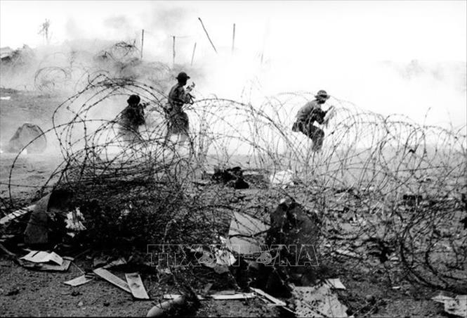 Đảng lãnh đạo đất nước giành được những thắng lợi to lớn, xây dựng chủ nghĩa xã hội ở miền Bắc và đấu tranh thống nhất nước nhà ở miền Nam. Trong ảnh: Quân ta chiến đấu kiên cường bảo vệ từng tấc đất ở thành cổ Quảng Trị, năm 1971. Ảnh: TTXVN