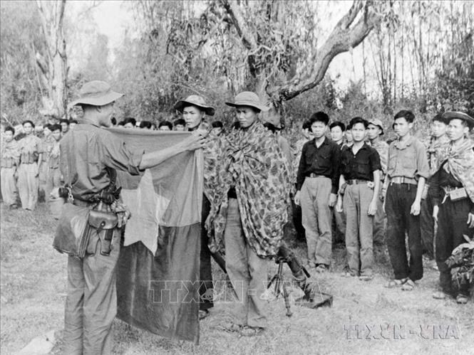  Thắng lợi của cuộc Tổng tiến công và nổi dậy Xuân Mậu Thân 1968 buộc Mỹ phải xuống thang chiến tranh, mở ra điều kiện và thời cơ cho những đòn tấn công tiếp theo mà đỉnh cao là Đại thắng mùa Xuân 1975, kết thúc thắng lợi cuộc kháng chiến chống Mỹ cứu nước, giải phóng miền Nam, thống nhất đất nước.. Trong ảnh: Quân giải phóng Sài Gòn - Gia Định tuyên thệ, nhận nhiệm vụ trước giờ xuất kích trong trận Tết Mậu Thân 1968. Ảnh: Tư liệu TTXVN