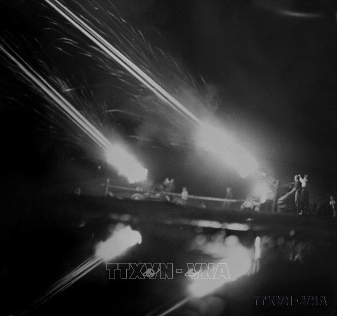 Đảng lãnh đạo đất nước giành được những thắng lợi to lớn, xây dựng chủ nghĩa xã hội ở miền Bắc và đấu tranh thống nhất nước nhà ở miền Nam. Trong ảnh: Lực lượng pháo phòng không nổ súng quyết liệt đánh trả máy bay giặc Mỹ, bảo vệ Hà Nội trong 12 ngày đêm tháng 12/1972. Ảnh: TTXVN