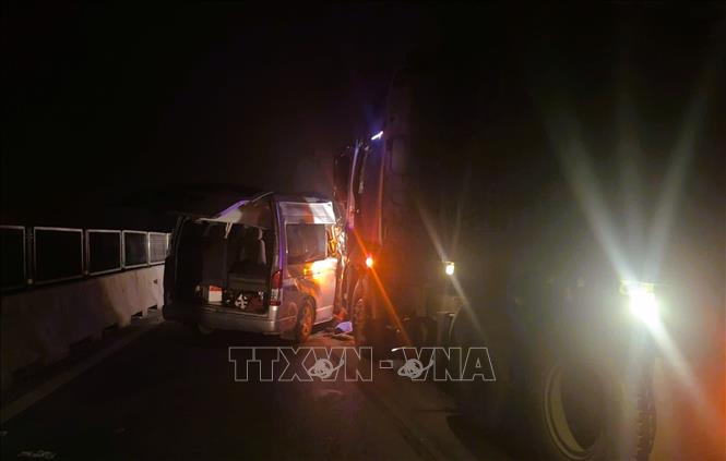 Hiện trường vụ tai nạn trên cao tốc Mai Sơn - Quốc lộ 45 đoạn qua tỉnh Thanh Hóa. Ảnh: TTXVN phát 