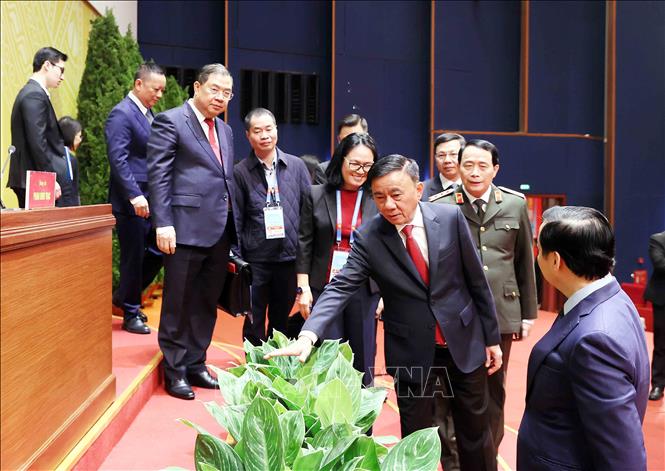 Thường trực Ban Bí thư Trần Cẩm Tú kiểm tra khu vực của đoàn chủ tịch Đại hội tại Trung tâm hội nghị. Ảnh: An Đăng - TTXVN