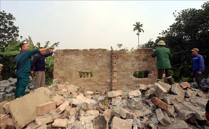 Phá dỡ nhà dột nát, khởi công xây nhà đại đoàn kết cho gia đình ông Nguyễn Văn Bang, xã Minh Thái, tỉnh Ninh Bình trong tháng 1/2026. Ảnh: Nguyễn Lành - TTXVN 