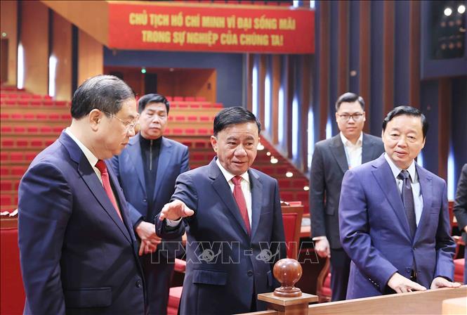 Thường trực Ban Bí thư Trần Cẩm Tú kiểm tra khu vực của đoàn chủ tịch Đại hội tại Trung tâm hội nghị. Ảnh: An Đăng  - TTXVN