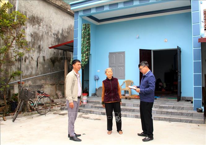 Căn nhà của bà Trần Thị Lừng, xã Vụ Bản được xây dựng với kinh phí 200 triệu đồng, trong đó có 120 triệu đồng hỗ trợ từ nguồn quỹ hỗ trợ xóa tạm, nhà dột nát của tỉnh và nguồn quỹ của Ủy ban MTTQ các cấp. Ảnh: Nguyễn Lành - TTXVN 