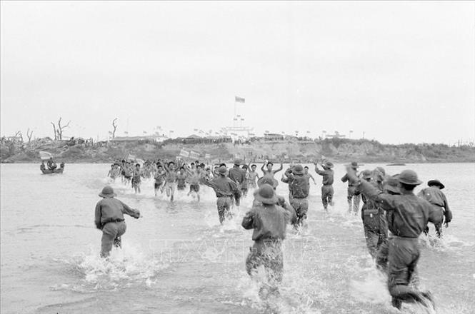  Hiệp định Paris về chấm dứt chiến tranh, lập lại hoà bình tại Việt Nam (1973) là một thắng lợi có ý nghĩa lịch sử của dân tộc Việt Nam trong cuộc kháng chiến chống Mỹ, cứu nước.Trong ảnh: Chiến sĩ ta thoát khỏi ngục tù của Mỹ ngụy để trở về vùng giải phóng, trong buổi trao trả tù binh trên sông Thạch Hãn, tỉnh Quảng Trị, ngày 9/3/1973. Ảnh: Chu Chí Thành – TTXVN