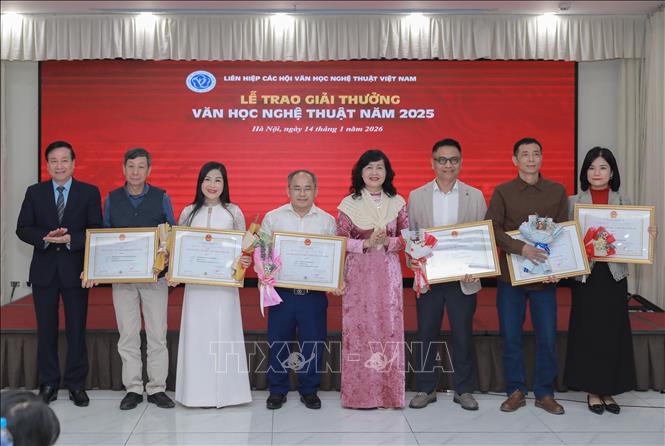 NSND Trần Thị Thu Đông, Phó Chủ tịch Liên hiệp, Chủ tịch Hội NSNA Việt Nam trao giải cho các tác giả đạt giải B. Ảnh: Phan Phương -TTXVN