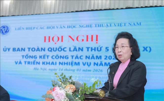 Bà Đặng Thị Phượng, Chủ tịch Hội Văn học Nghệ thuật tỉnh Tây Ninh trình bày tham luận. Ảnh: Phan Phương -TTXVN