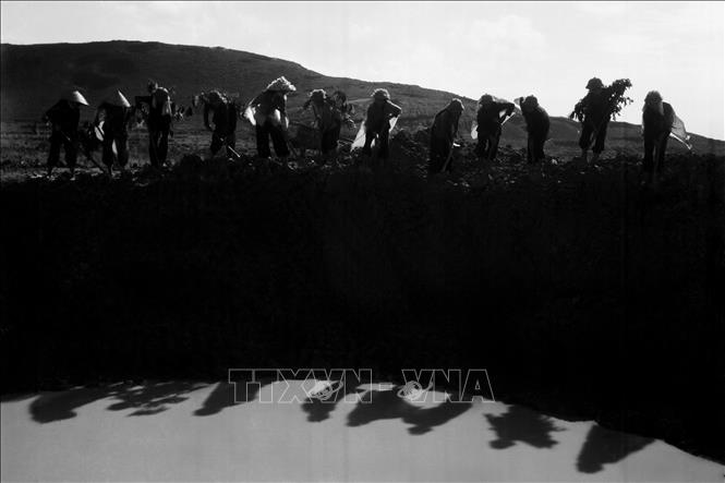 Với đường lối kháng chiến độc lập, tự chủ, Đảng ta đã huy động được cao nhất sức mạnh của cả nước, bao gồm cả sức mạnh vật chất và sức mạnh chính trị-tinh thần, sức mạnh truyền thống yêu nước nồng nàn của đất nước ngàn năm văn hiến cho cuộc kháng chiến chống đế quốc Mỹ xâm lược lâu dài, cam go và quyết liệt. Trong ảnh: 10 trong số 12 cô gái Tiểu đội 4, Đại đội Thanh niên xung phong 552 đang san lấp hố bom này đã hy sinh anh dũng cuối năm 1968 khi làm nhiệm vụ bảo đảm giao thông tại Ngã ba Đồng Lộc (Hà Tĩnh). Ảnh: Văn Sắc – TTXVN