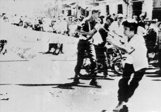  Ở miền Nam, phong trào đấu tranh chính trị của thanh niên, học sinh, sinh viên tuy bị đế quốc Mỹ và tay sai đàn áp dã man song không hề nào núng. Trong những ngày Đồng Khởi 1960, các đội 