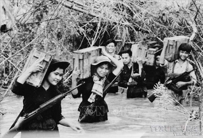   Các chiến trường ở miền Nam gấp rút chuẩn bị lực lượng, phương án tác chiến và phát động quần chúng nổi dậy, hậu cần tiếp tế, thông tin liên lạc…ở vùng ven và trong các đô thị trên toàn miền Nam. Trong ảnh: Vượt suối vận chuyển đạn dược phục vụ mặt trận Thừa Thiên Huế. Ảnh: Tư liệu TTXVN
