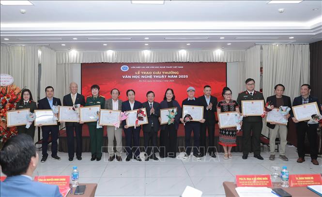 PGS.TS, Nhạc sĩ Đỗ Hồng Quân, Chủ tịch Liên hiệp các Hội Văn học nghệ thuật Việt Nam trao giải cho 10 tác giả xuất sắc. Ảnh: Phan Phương -TTXVN