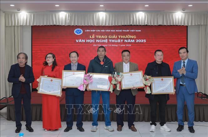 Ban tổ chức trao giải B cho các tác giả. Ảnh: Phan Phương -TTXVN