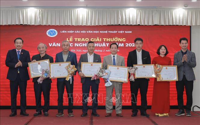 Ts. Đoàn Thanh Nô, Phó Chủ tịch thường trực Liên hiệp các Hội Văn học nghệ thuật Việt Nam và NSND Xuân Bắc, Cục trưởng Cục Nghệ thuật biểu diễn trao giải A cho các tác giả. Ảnh: Phan Phương -TTXVN